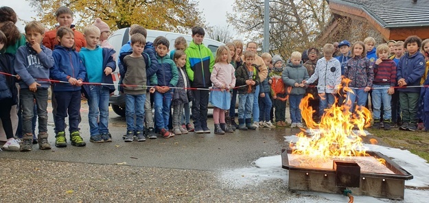 Die Sicherheitsbung ist eine willkommende Abwechslung fr die Kinder.