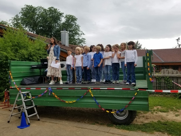 Der Chor erffnete das Sommerfest
