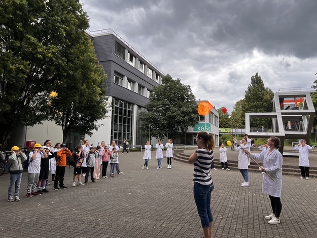 Frau Mcke hlt mutig den mit Wasserstoff gefllten Ballon